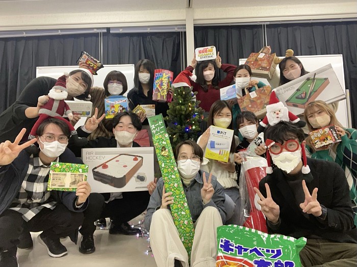 《ポートソレイユクリスマス会》レクリエーションやビンゴ大会などなど、大人になっても学生の頃のように、みんなではしゃいで楽しみました！！！練習だけではなく、こうして親睦会も定期的に開催予定です♪